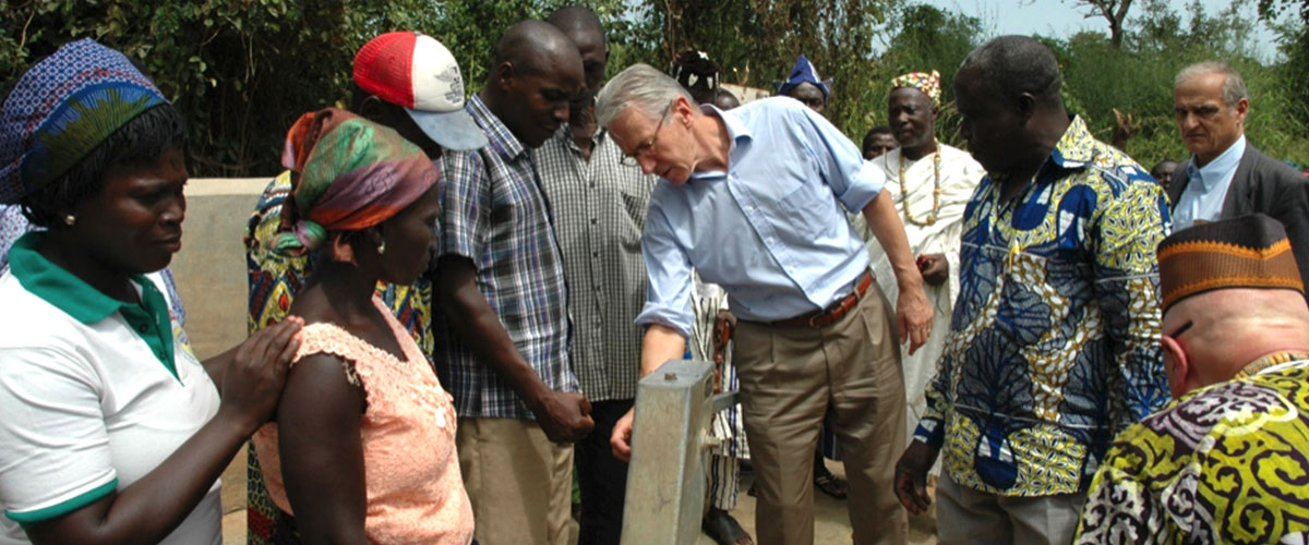 Einweihung einer Trinkwasserpumpe in einer Schule in Morétan, Togo mit Geschäftsführer Jean-Claude Delabie