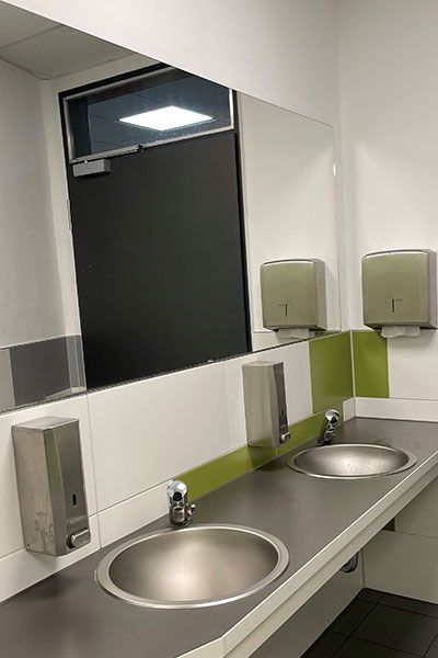 Wassersparen im hektischen Schulalltag: DELABIE als Partner von Bildungseinrichtungen