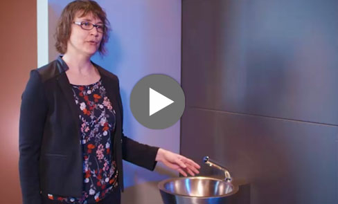 Entdecken Sie im Video den Design-Waschtisch MINI BAILA, der alle Ihre Sanitärräume verschönert
