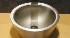 Entdecken Sie im Video das Aufsatzbecken ALGUI, ein echtes Designelement für Ihre Sanitärräume.