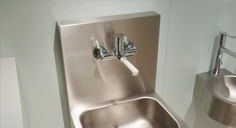 Entdecken Sie im Video diesen Waschtisch – ein Must-have für eine optimale Händehygiene. Ideal für Krankenhäuser und Pflegeeinrichtungen.